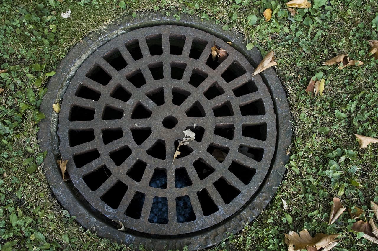 sewer-cover-178443_1280 (1)